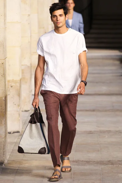Look 16